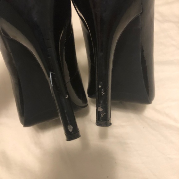 Black closed toe high heels. - Picture 5 of 8